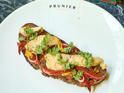 Tartine aux filets d'esturgeon au piment, poivrons confits et échalotes