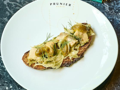 Tartine au filet d'esturgeon au vin blanc, fenouil et moutarde à l'aneth