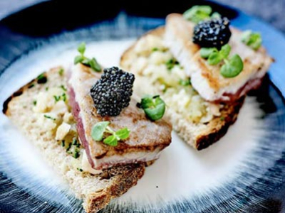 Thon Albacore mi cuit, confit d’oignons doux et Caviar 