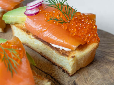 Toast brioché à la truite fumée et avocat 